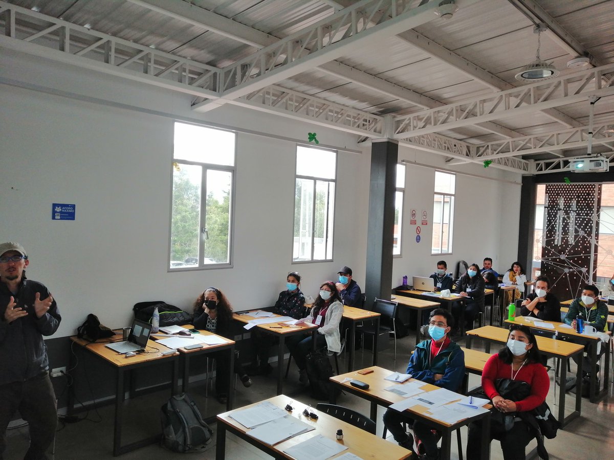 Los talleres de la #VIIREO empiezan bien. Los mismos continuarán en la tarde #ReuniónEcuatorianaDeOrnitología #ornitologíaecuatoriana
- Uso De R y Datos 
- ID de aves playeras
- Fotografía
- Escritura Científica