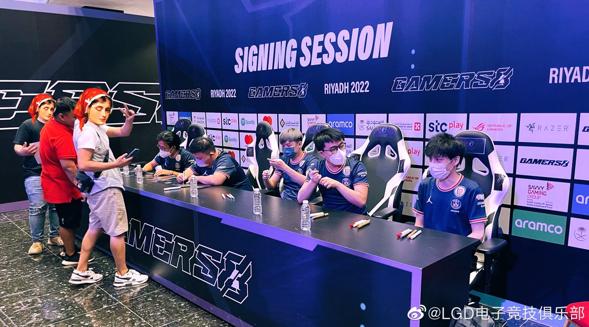 JINSue_JS's tweet photo. PSG.LGD Weibo Update 20220726

P1. Fan Meeting
P2. The Moment to Lift the Trophy
P3. XinQ and His Fan
P4. We wanted to order some meals to celebrate the championship but the food turned out to be pretty awful.

cr. https://t.co/EKryEzW02G https://t.co/zEhK1fFDVj