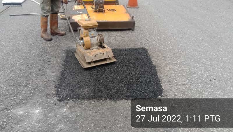 🚧 #teamroadcare 🚧

Kerja-kerja menampal pothole (R01) menggunakan kaedah asphalt heater di FT59 Seksyen 62.10, Jalan Tapah - Cameron Higlands, Daerah Cameron Highlands, Pahang Darul Makmur

<a href="/JKRPAHANG/">JKR PAHANG</a> 
<a href="/jkrchighlands/">JKRCHIGHLANDS</a> 
<a href="/comotwan/">JKR CAMERON HIGHLANDS</a>
<a href="/Roadcare_HQ/">ROADCARE (M) SDN BHD</a> 
<a href="/Roadcare_Phg/">ROADCARE PAHANG</a> 
<a href="/RcBentong/">Roadcare Bentong & Raub</a>