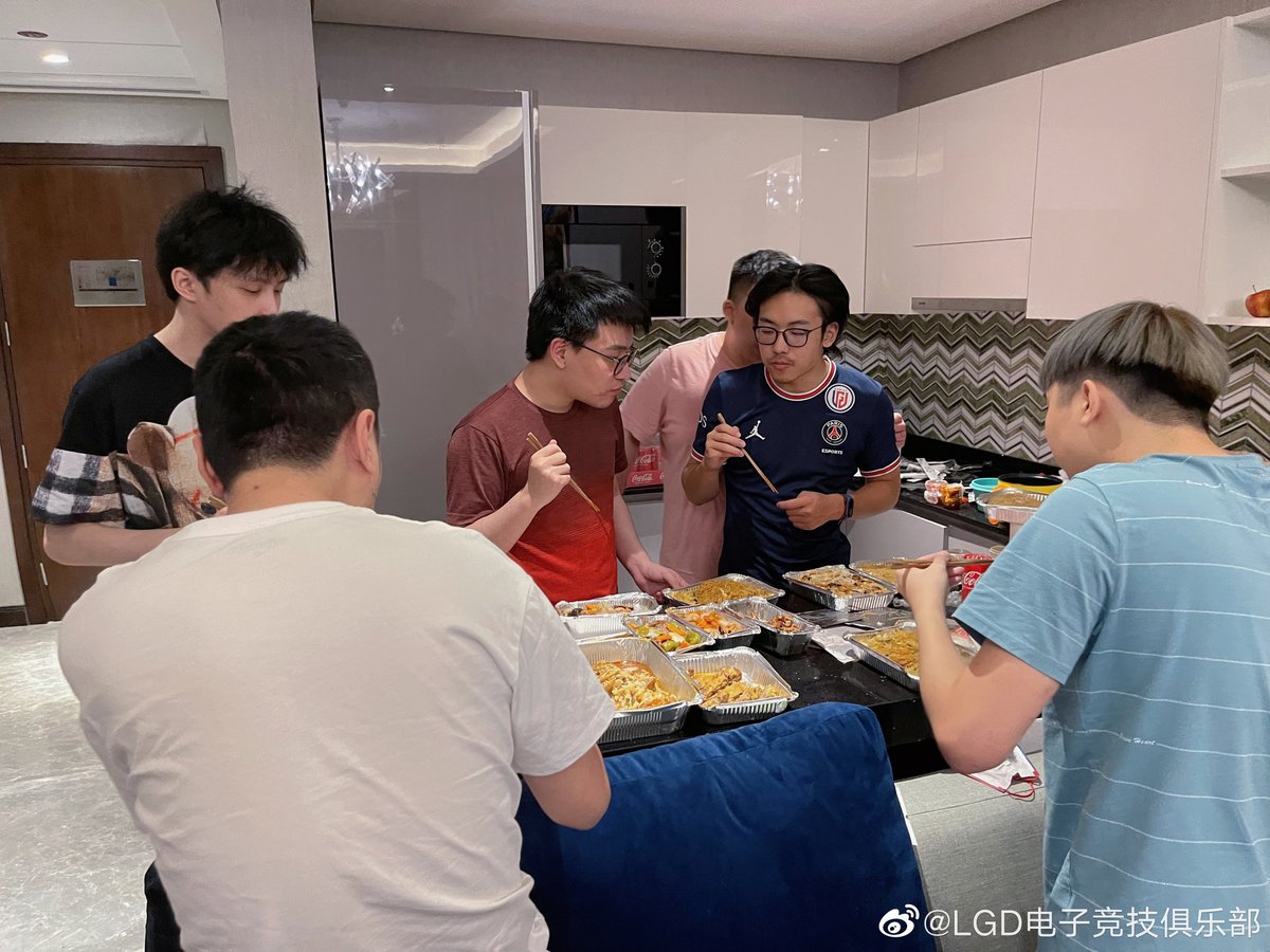 JINSue_JS's tweet photo. PSG.LGD Weibo Update 20220726

P1. Fan Meeting
P2. The Moment to Lift the Trophy
P3. XinQ and His Fan
P4. We wanted to order some meals to celebrate the championship but the food turned out to be pretty awful.

cr. https://t.co/EKryEzW02G https://t.co/zEhK1fFDVj