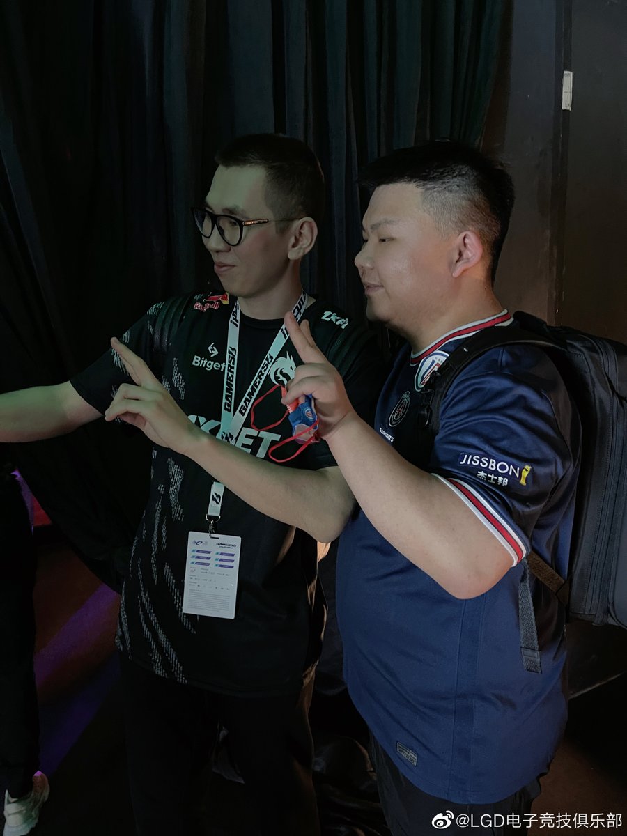 JINSue_JS's tweet photo. PSG.LGD Weibo Update 20220726

P1. Fan Meeting
P2. The Moment to Lift the Trophy
P3. XinQ and His Fan
P4. We wanted to order some meals to celebrate the championship but the food turned out to be pretty awful.

cr. https://t.co/EKryEzW02G https://t.co/zEhK1fFDVj
