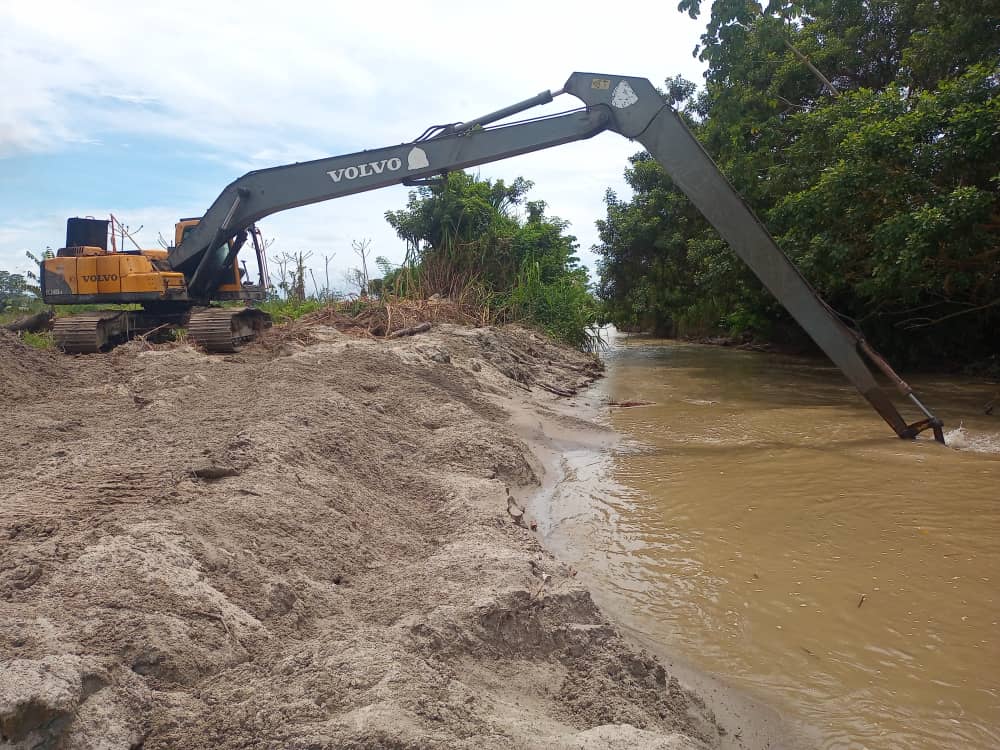 Continúa labores de construcción en el Sur del Lago Mantente informado con nosotros 👇🏽👇🏽 bit.ly/3oAoqls #venezuela #mecanizando #3RNets #juntostodoesposible