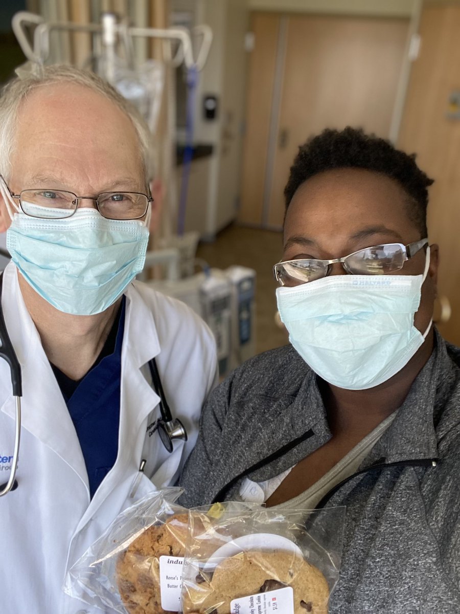 This man is the President of @HFSA, one of the most admired cardiologists at @UTSWNews the #1 ranked hospital in DFW and he stopped by my room to BRING ME A COOKIE! Thank you @MarkDrazner for lending me your humanity so that I can heal in places that science can’t reach. ❤️