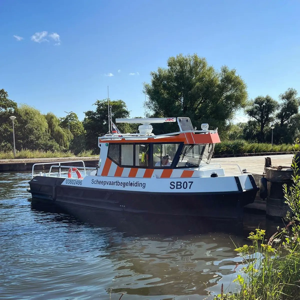 Safetyboatnl's tweet photo. Vandaag hebben we scheepvaartbegeleiding uitgevoerd in Amsterdam. Vanwege het mobiliseren van zwaar materieel over het water. De SB07 is een zeer geschikt patrouillevaartuig voor de smalle waterwegen. https://t.co/jc65FxcQx4 https://t.co/0sDQk5HCyc