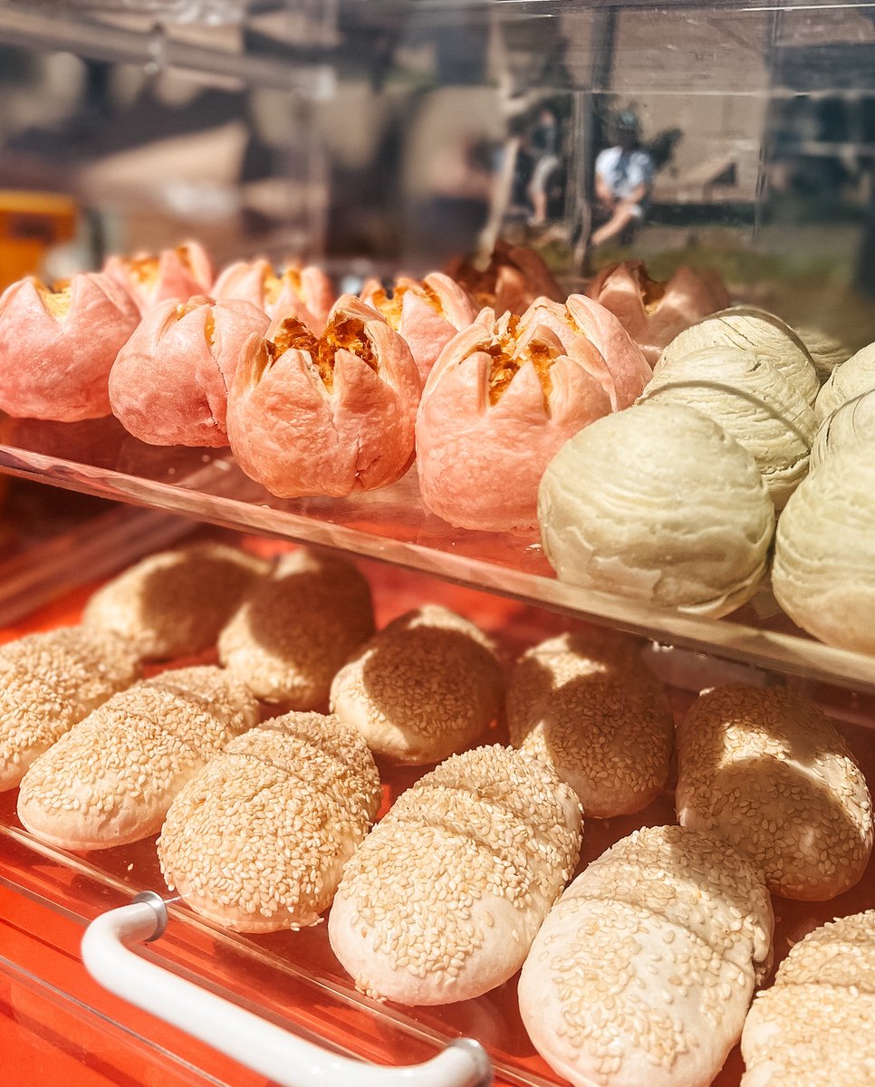 You are what you eat, so eat something sweet! 🧁😉
At the festival, we can never pass by the food vendors with all of the variety of delicious treats they offer and not get everything we see! 
Just look at these gorgeous desserts and warm soft pretzels! 🤩