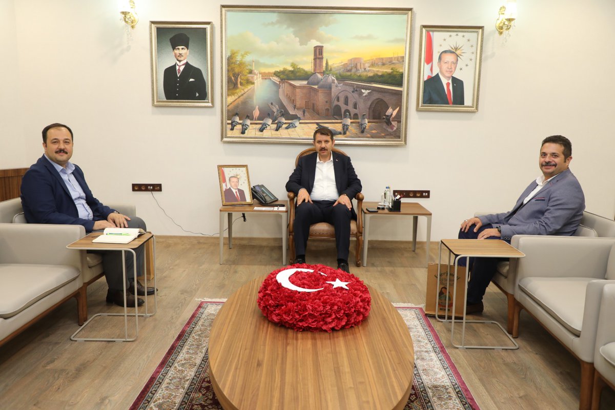 UrfaValiligi's tweet photo. Valimiz @valisalihayhan;

AKSA Doğalgaz Şirket Müdürü Muhammed Nezih Ural'ı makamında kabul ederek 'hayırlı olsun' dilekleri için teşekkür etti.

Ziyarette Ural, kurumsal çalışmalar hakkında bilgiler aktardı. https://t.co/NumqbyKIXc