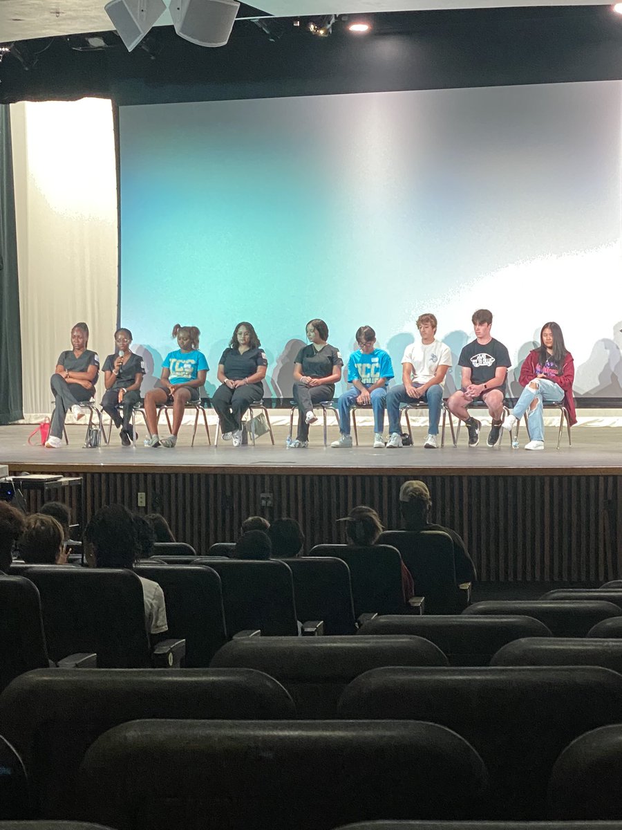 LhsavidV's tweet photo. Day 2 of P-TECH Summe Bridge. Team Building, TCC presentation, Lamar expectations, and an AVID and P-TECH student panel. Oh, and On the Border for lunch. #LamarP-TECH #LamarAVID https://t.co/RHSqE1bWy5
