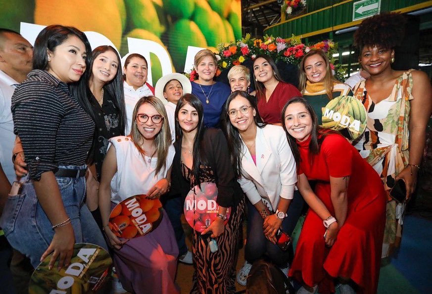 VanesAlvarez89's tweet image. #ModaAlBarrio2022 nos inspiró. Inclusión, cultura, diversidad, alegría y muchos colores🎉👗 

Medellín se viste de moda y se consolida a través del talento local❤️

Felicitaciones a la gestora social @diamaov por esta iniciativa.