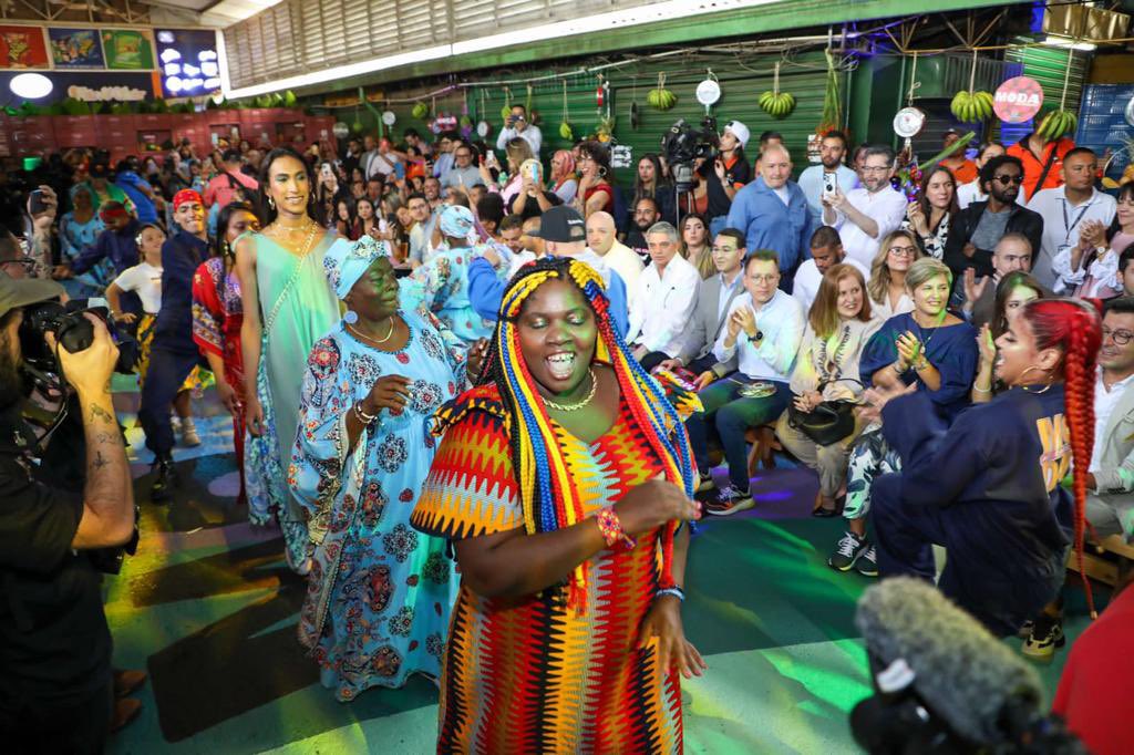 VanesAlvarez89's tweet image. #ModaAlBarrio2022 nos inspiró. Inclusión, cultura, diversidad, alegría y muchos colores🎉👗 

Medellín se viste de moda y se consolida a través del talento local❤️

Felicitaciones a la gestora social @diamaov por esta iniciativa.