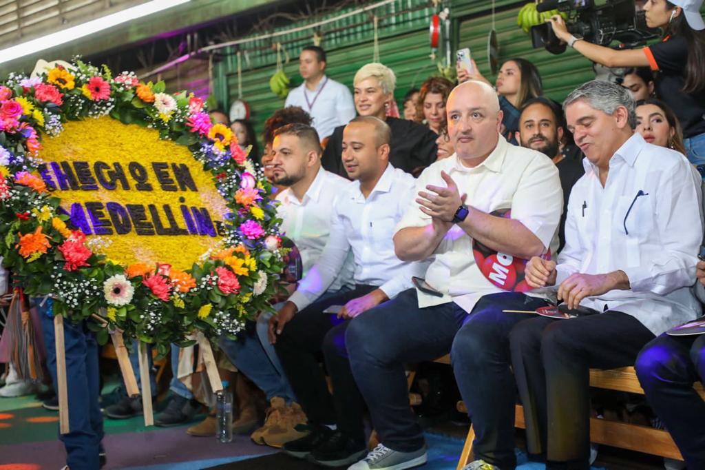 VanesAlvarez89's tweet image. #ModaAlBarrio2022 nos inspiró. Inclusión, cultura, diversidad, alegría y muchos colores🎉👗 

Medellín se viste de moda y se consolida a través del talento local❤️

Felicitaciones a la gestora social @diamaov por esta iniciativa.