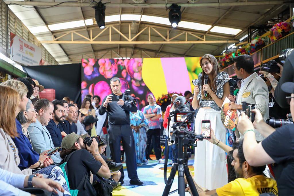 VanesAlvarez89's tweet image. #ModaAlBarrio2022 nos inspiró. Inclusión, cultura, diversidad, alegría y muchos colores🎉👗 

Medellín se viste de moda y se consolida a través del talento local❤️

Felicitaciones a la gestora social @diamaov por esta iniciativa.