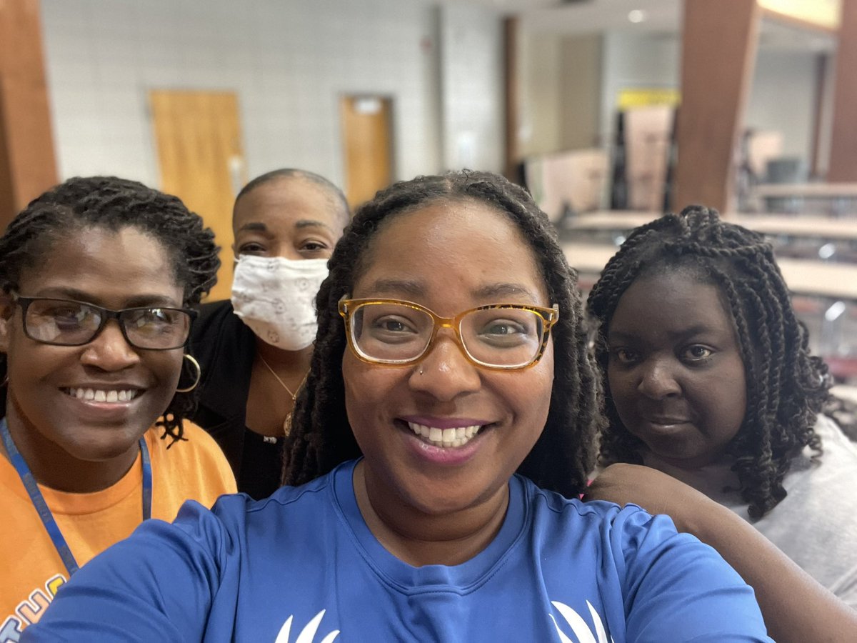 Too_Fancy_'s tweet photo. Team 6-3  We Ready, We Ready! 💙💛🦅 #SGMS #thebestnest https://t.co/pyRWlpqDC7