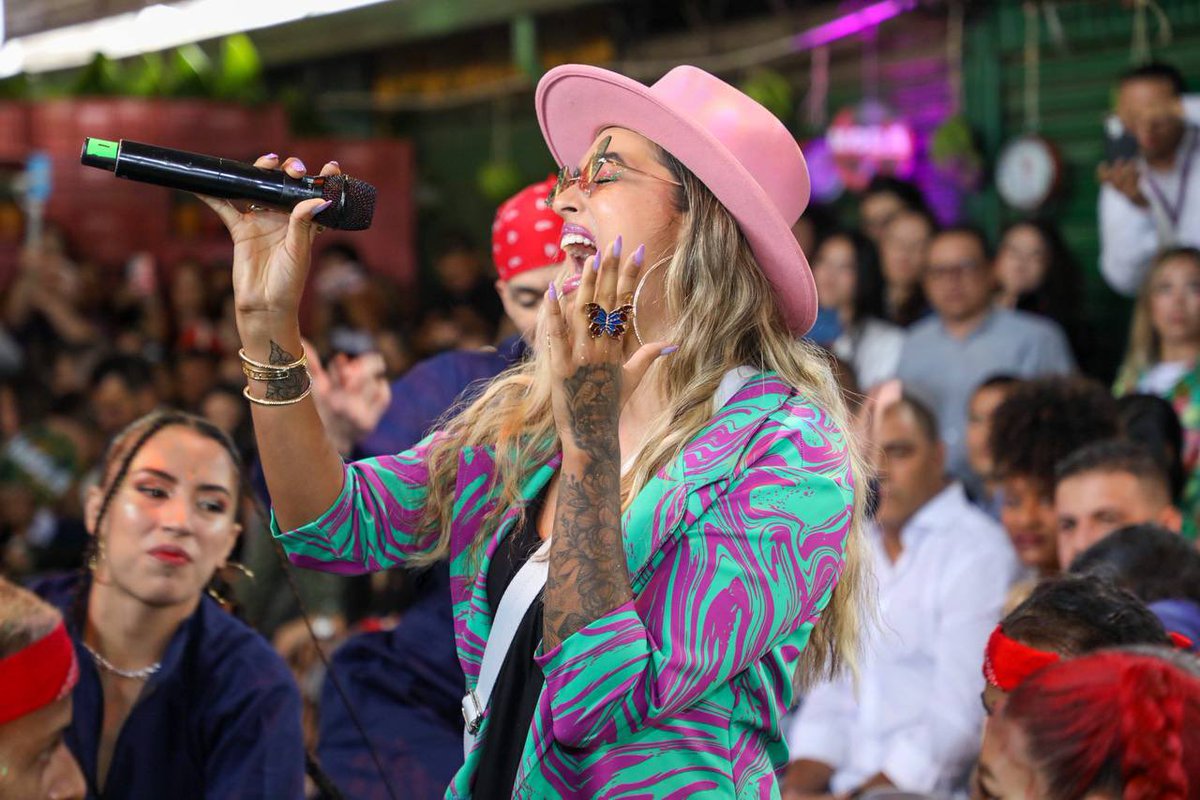 AlcaldiadeMed's tweet image. La alegría desfiló por nuestra Plaza Minorista. Llenando de música, aplausos y sonrisas a nuestros corazones. La moda y el estilo abrazaron la inclusión social, el cambio, la diversidad y la unión en #ModaAlBarrio2022. 

¡En la #MedellínFuturo apoyamos el talento local!