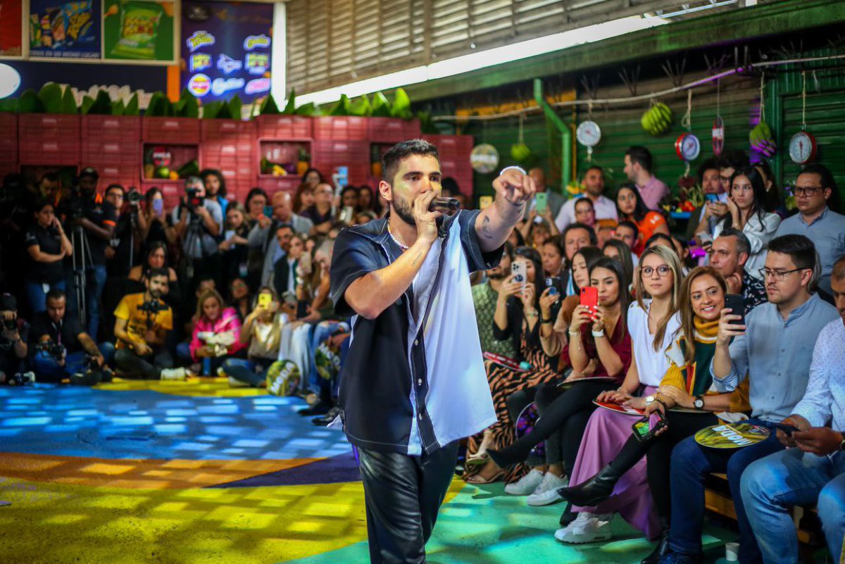 AlcaldiadeMed's tweet image. La alegría desfiló por nuestra Plaza Minorista. Llenando de música, aplausos y sonrisas a nuestros corazones. La moda y el estilo abrazaron la inclusión social, el cambio, la diversidad y la unión en #ModaAlBarrio2022. 

¡En la #MedellínFuturo apoyamos el talento local!