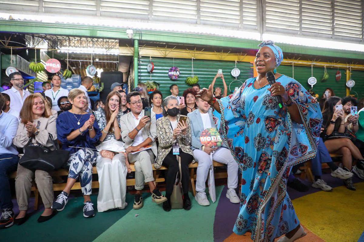 AlcaldiadeMed's tweet image. La alegría desfiló por nuestra Plaza Minorista. Llenando de música, aplausos y sonrisas a nuestros corazones. La moda y el estilo abrazaron la inclusión social, el cambio, la diversidad y la unión en #ModaAlBarrio2022. 

¡En la #MedellínFuturo apoyamos el talento local!