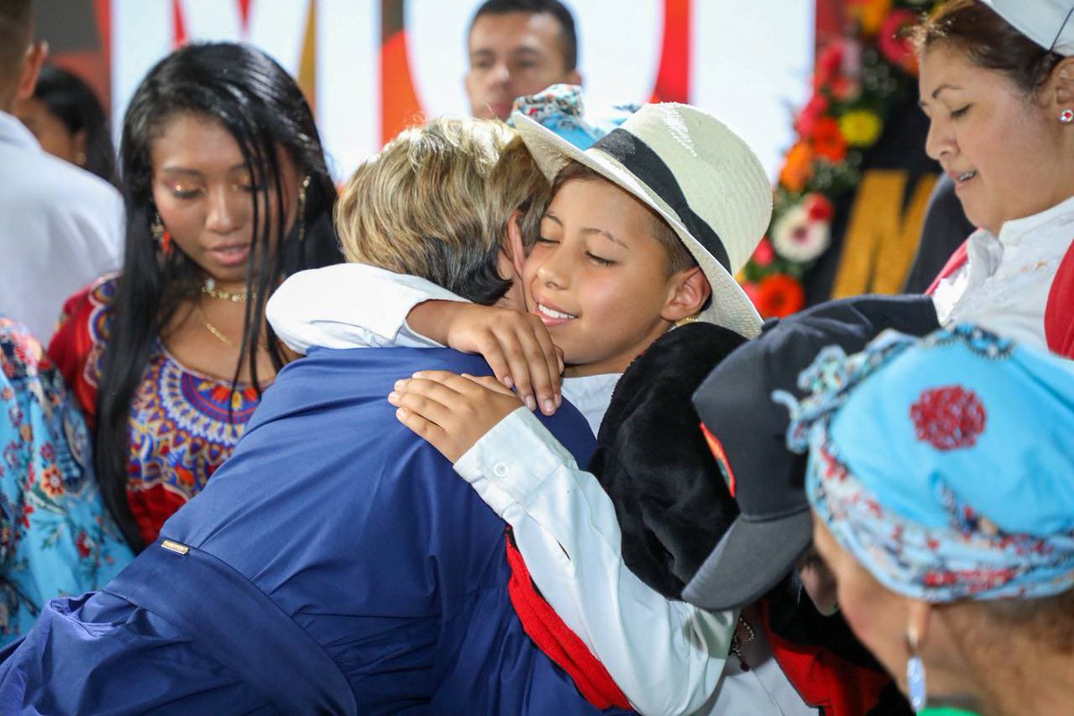 AlcaldiadeMed's tweet image. La alegría desfiló por nuestra Plaza Minorista. Llenando de música, aplausos y sonrisas a nuestros corazones. La moda y el estilo abrazaron la inclusión social, el cambio, la diversidad y la unión en #ModaAlBarrio2022. 

¡En la #MedellínFuturo apoyamos el talento local!