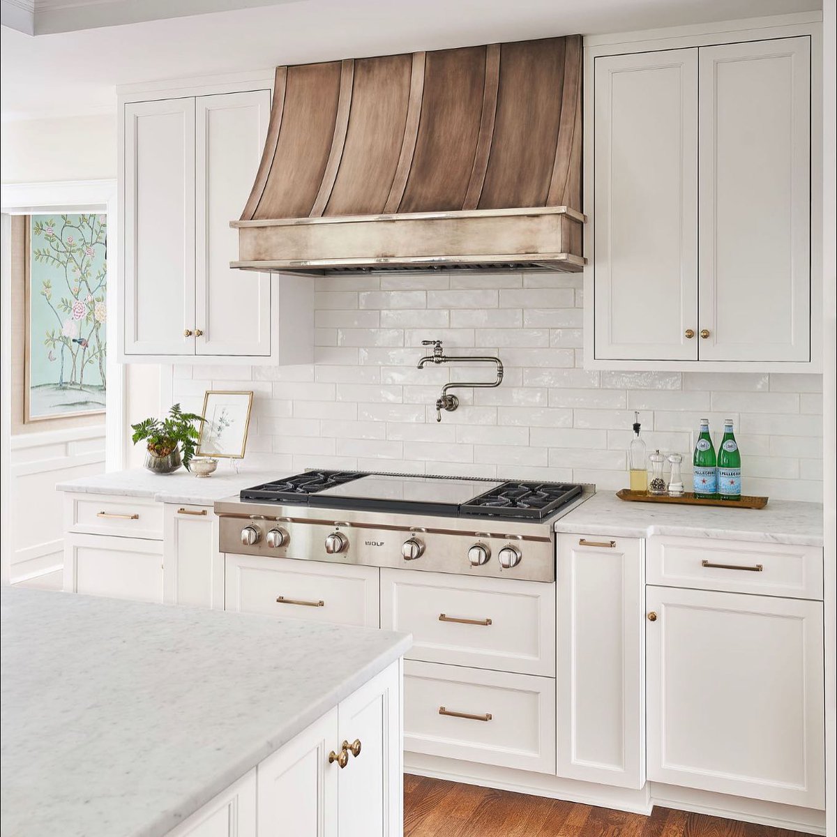 We’re running out of adjectives to describe designer Kara Cox. We adore the fresh, crisp lines of this recent kitchen project featuring a custom Thomson Traders range hood. It’s classic yet fresh and contemporary all at the same time. Stunning! 😍❤️

📸 @mb_productions_nc