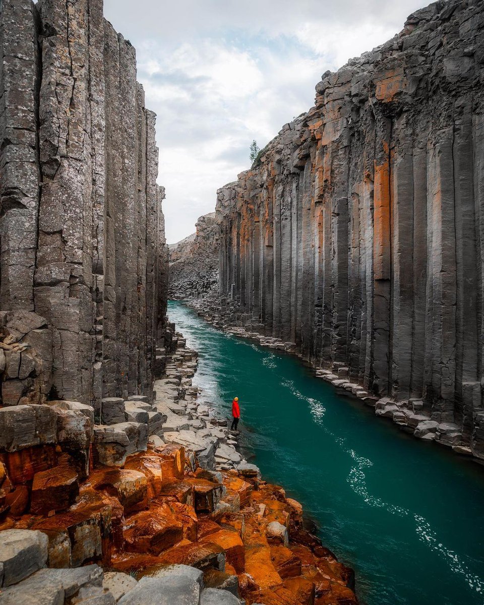 🏝️Este increible piaisaje con columnas de Basalto es en #Islandia.💎

👉Las columnas son una de las maravillas del país, no te puedes ir sin verlas.