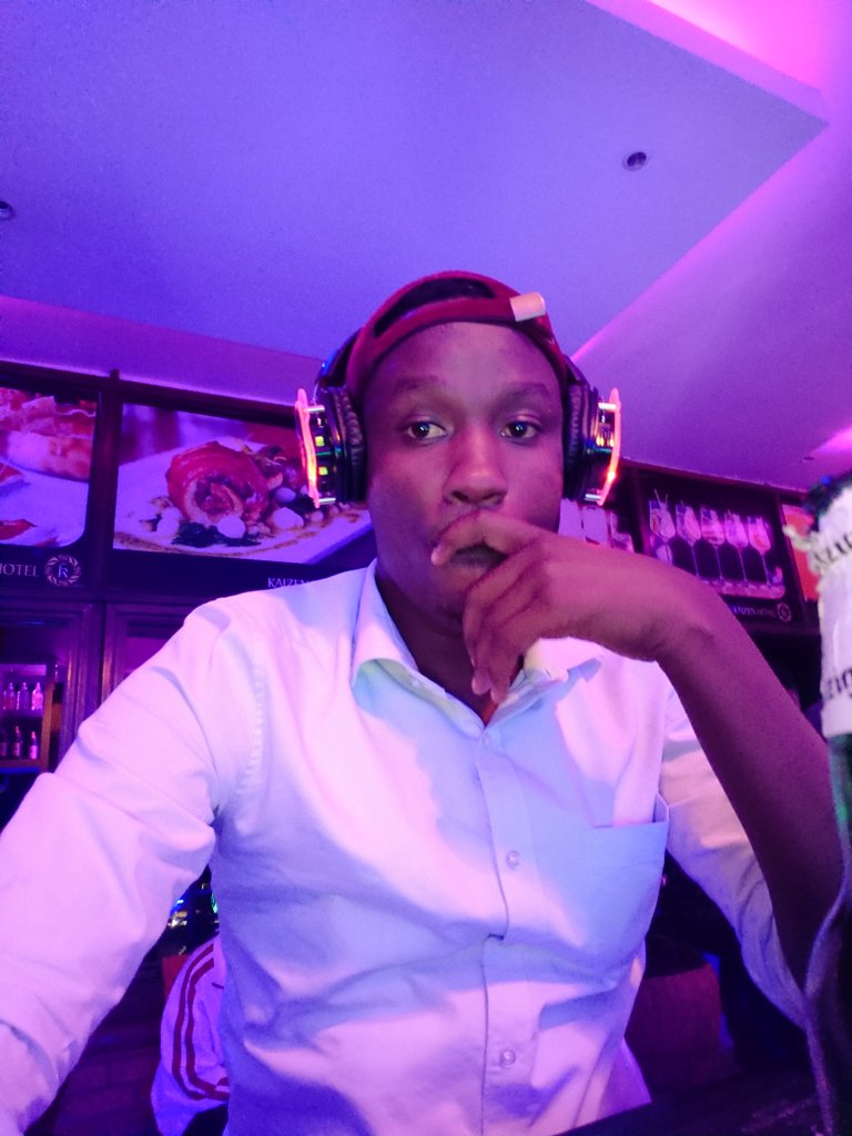 Turare dufite retweet 500,ubundi Techno inkubite contract yanjye iryoshye. Sha noneho nzabahaho bana bamama sinzabarya pee❤️😂mrci abashu ngaho mureke tumwaze aba haters Sha wee👍😂
<a href="/TECNOMobileRW/">TECNO Mobile Rwanda</a> 
#CAMON19NightPortraitChallenge