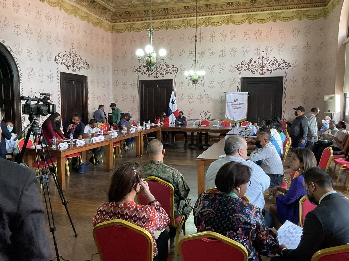 Que lástima que nosotros los Pueblos Indígenas, dueños de estas grandes tierras tenemos que rogar para las titulaciones de nuestras tierras ancestrales. Rengifo Navas, Sagladummad de la comarca Gunayala.
Durante la reunión con el gobierno.
<a href="/RainforestsNews/">Rainforest News</a> <a href="/IfNotUs_ThenWho/">If Not Us Then Who</a>