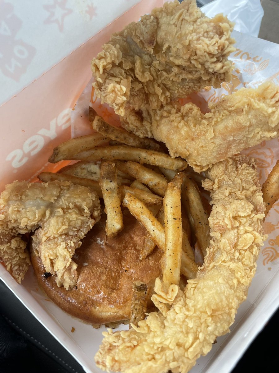 TopTierTeddy's tweet photo. I went to @Popeyes these MFS GAVE ME THE BOTTOM OF A BURGER BUN INSTEAD OF A BISCUIT #fastfoodfails #popeyes https://t.co/nS3Ifa4aDp