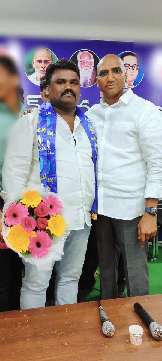 KovvuriRanjith's tweet photo. బహుజన సమాజ్ పార్టీ రాష్ట్ర అధ్యక్షుడు ఆర్ఎస్ ప్రవీణ్ కుమార్ గారిని పార్టీ ఆఫీసులో ఈరోజు కలిసిన కొవ్వూరి రంజిత్ నల్గొండ జిల్లా కోశాధికారి @UshaDasari3 @3KjJs17ob2kHPv0 @PriyaMedi @VisharadanDr @saaipolepally @ https://t.co/hOi9y3O5f9