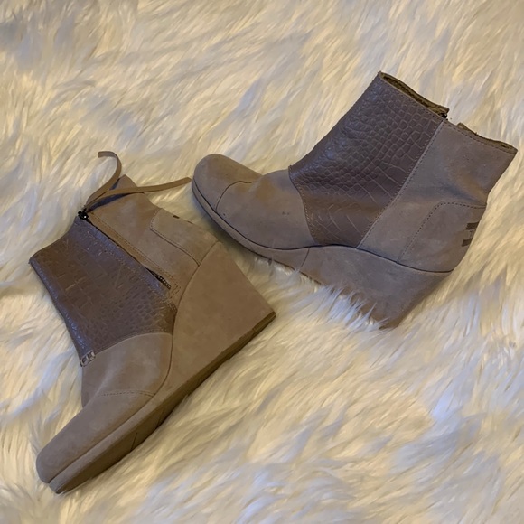 ShoeDiscount's tweet photo. So good I had to share! Check out all the items I'm loving on @Poshmarkapp #poshmark #fashion #style #shopmycloset #toms #chaco: https://t.co/vAMXi4FoOb https://t.co/Es99cnVhtY