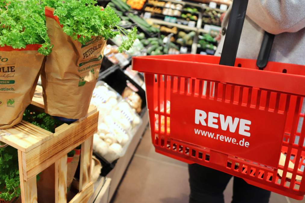 LGHNews's tweet photo. Für Umwelt, Klima und Energieeinsparung: REWE verzichtet auf Papier-Handzettel. "Mit REWE sind wir erneut Branchenvorreiter, der keine Handzettel mehr druckt und verteilt." erklärt Lionel Souque, Vorstandsvorsitzender der REWE Group. #Handzettel #REWE

https://t.co/zzmS6gmvPY https://t.co/HR154tUx3e