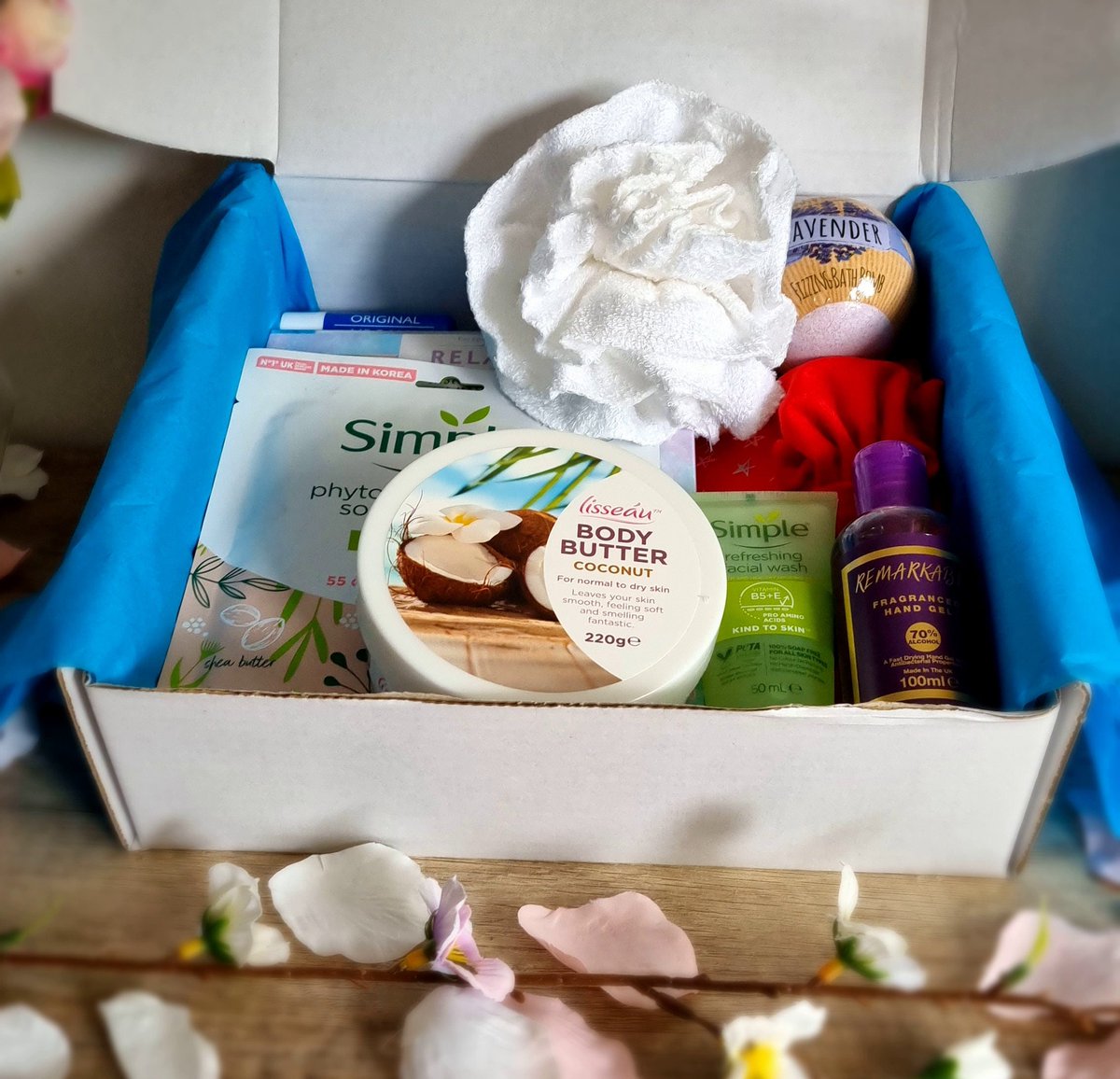 TheHappyHedge's tweet photo. Spa Gift Box for Women - If Your Looking For a Gift To Spoil someone special, This Loaded Pamper Spa Gift Box Has Every Thing You Need https://t.co/JlVPXyyI30 #white #birthday #mothersday #spagiftset #spagiftbox #selfcaregiftbox #giftforher #selfcarepackage https://t.co/TuCdWAgc1l