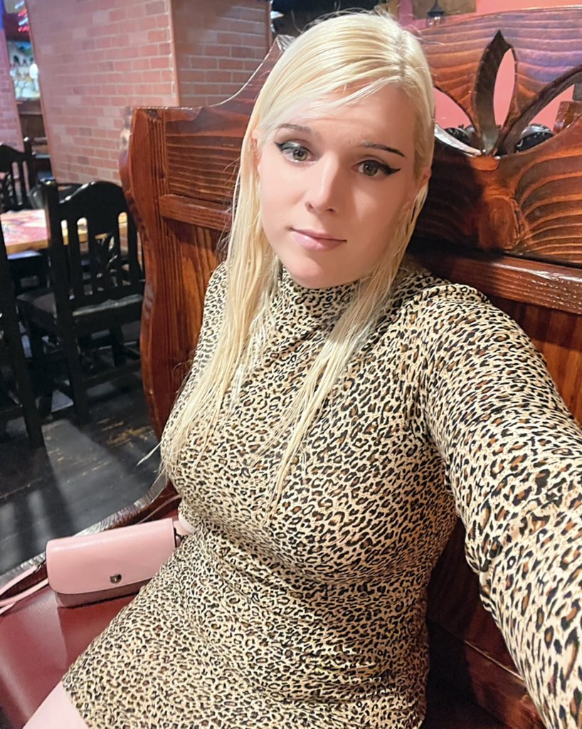 realamandarae's tweet image. Would you go on a date for authentic Mexican cuisine with her? 💕
🥹👉👈
