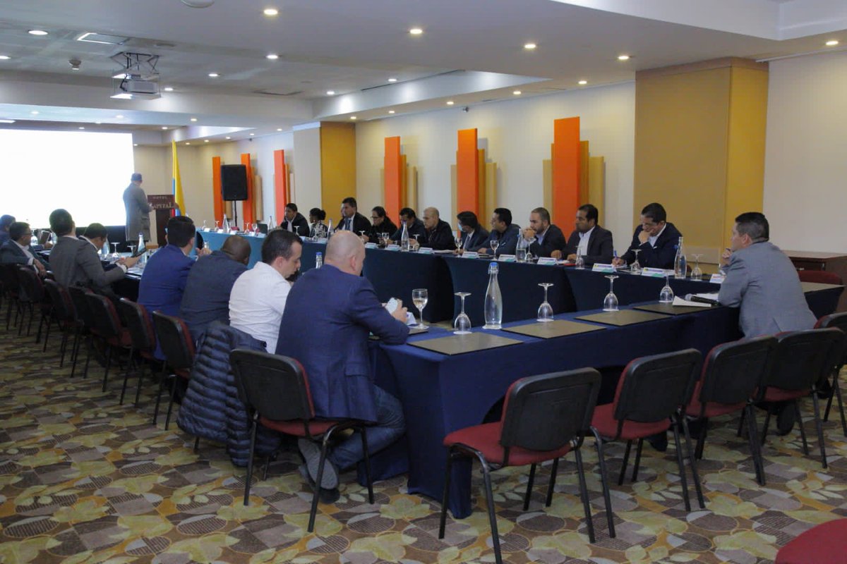 OspinaSanti's tweet photo. Hoy Dios y la vida me ponen un  reto profesional ; Por unanimidad, los Alcaldes de las #CiudadesIntermedias de Colombia me han nombrado como el director de la naciente #Asointermedias. Me siento honrado de poder trabajar por el bienestar de 65 Ciudades de nuestro país https://t.co/u7cW9DuxMn