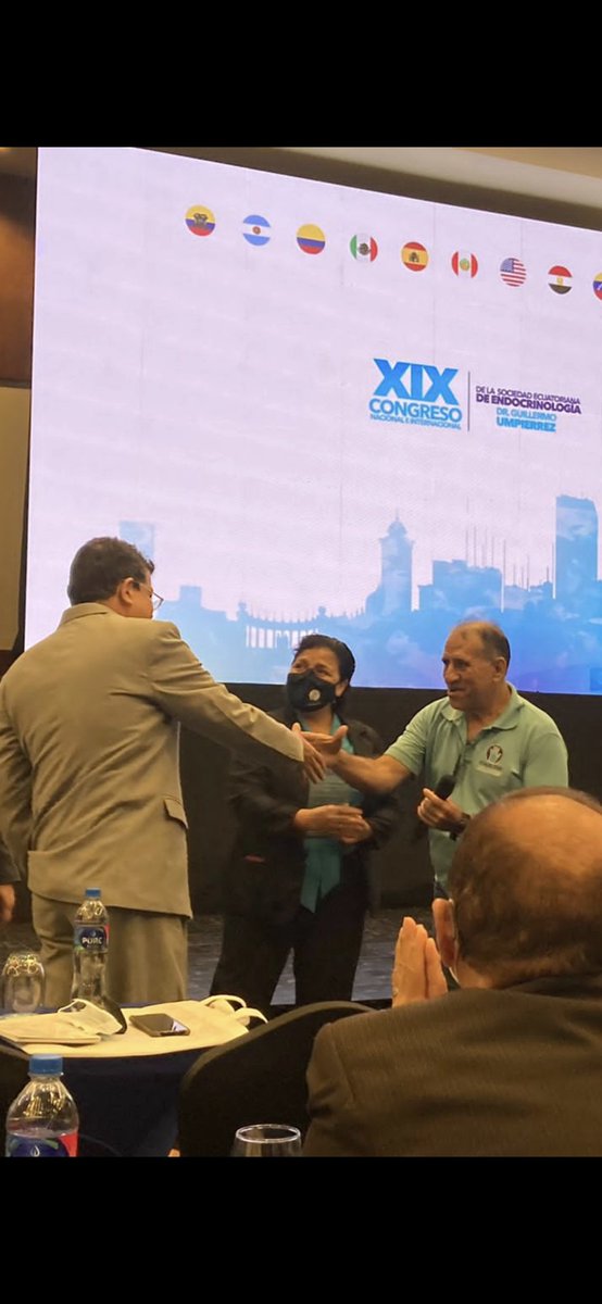 NeuroDrMartinez's tweet photo. Al terminar mi ponencia, ocurrió algo que nunca esperé, ahí estaban ellos, personas a quienes mi padre y yo pudimos servir. ¿Que más puede pedir un médico?
Nos damos las manos, y allá a lo lejos, enmarcando el escenario Bolívar y San Martín hacen lo mismo.
Gracias https://t.co/Q7x78LCS5p