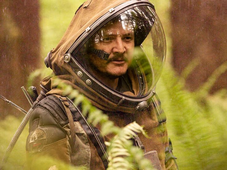 I have to watch this movie, he just looks extremely hot under this helmet🥵