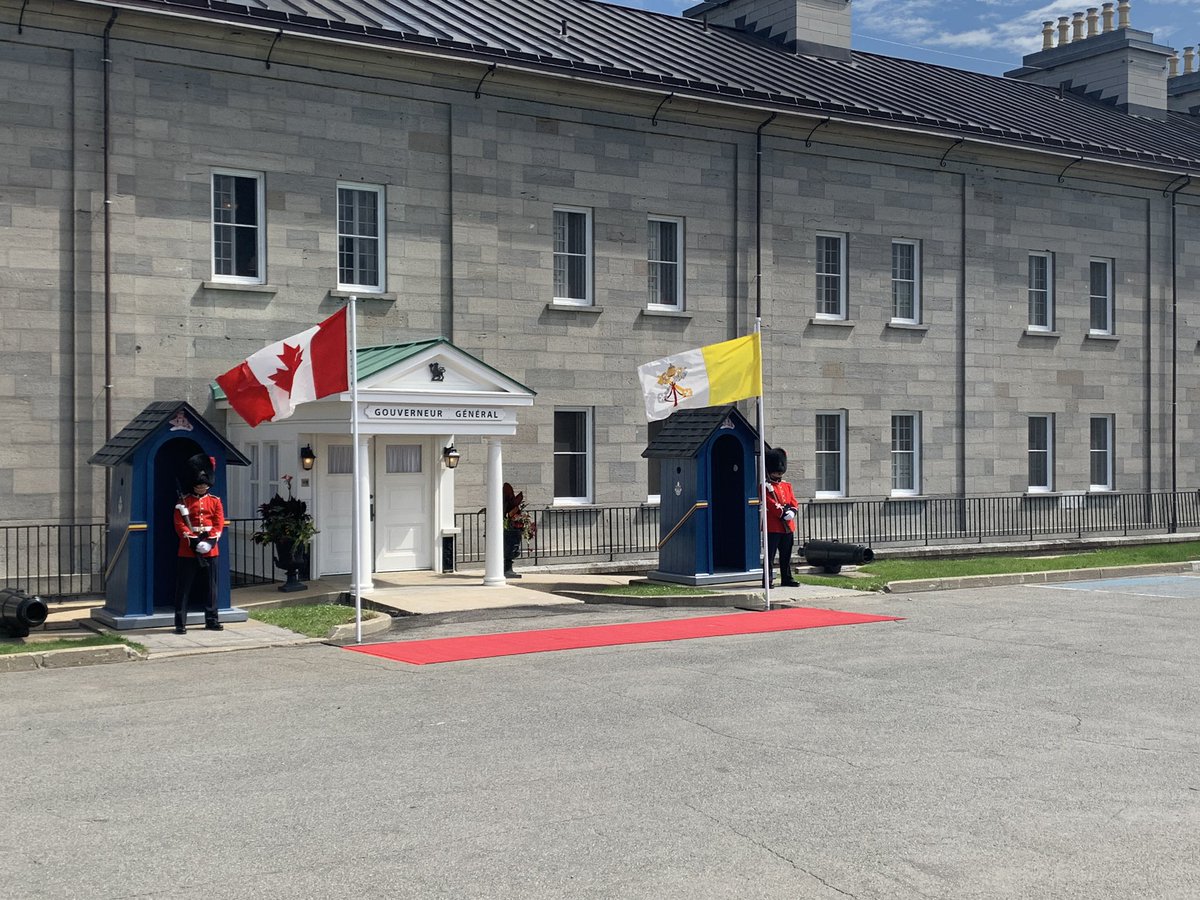 Derniers préparatifs avant l’arrivée du Saint-Père à la Citadelle de Québec. Le drapeau du Vatican flotte au côté de celui du Canada où le Pape doit rencontrer la Gouverneure Général entre 16h30 et 17h, pendant que La Musique du Royal 22e Régiment entonne l’hymne national.