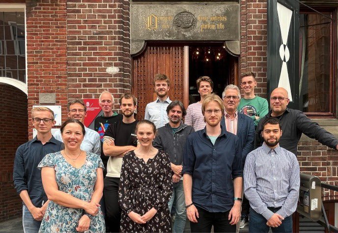 SHoekstra's tweet photo. @IvovanVulpen @univgroningen Ja, het hele team is belangrijk, goed dat het opviel 😄. Op deze foto staan ook de promovendi, die vaak het leeuwendeel van het werk doen. Onder je tweet belandde de foto van mijn collega die ook een XL PI is, vandaar hier nog even het team. https://t.co/Vzb9fQiTMJ