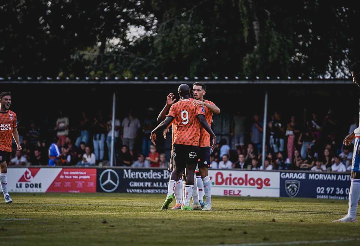 FCLorient's tweet photo. 89' Et le doublé pour Adrian Grbic !! L'attaquant Lorientais converti son pénalty en prenant à contre pied le gardien adverse. Le @FCLorient prend l'avantage ! 2-1 #FCLLBC https://t.co/ybizeS30bE