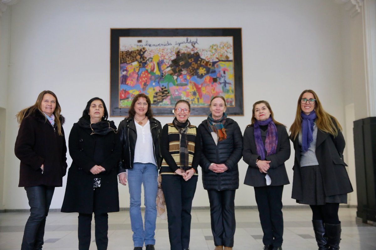 SubseDDHH's tweet photo. 📌Subsecretaria @HOberreuter se reunió con el equipo de la @RedDDHHChile para abordar el trabajo en conjunto por la promoción y educación de la memoria y los Derechos Humanos en el país 🙌🏽🫂 https://t.co/pjXno92ckG