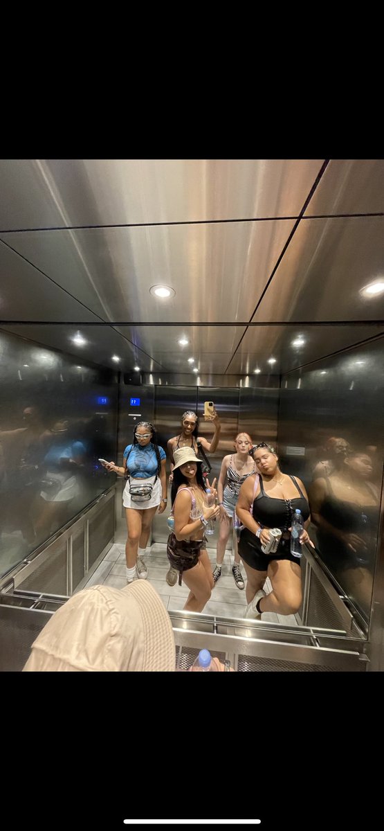 arianaaturnerr's tweet photo. missing rolling loud and miami already 🤍 https://t.co/BBPBA4DYmo