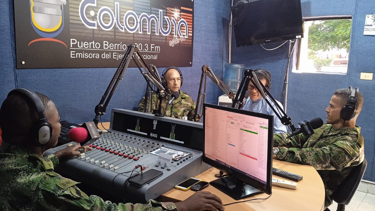 emisoraejercito's tweet photo. En programa radial 📻de los 90.3 FM, el sargento mayor Sandro Narváez del #BR14, socializa con los oyentes la misión #DANTE del @COL_EJERCITO enmarcada en la ética y la transparencia entre los integrantes de la institución.
#EjércitoTransparente
#Denuncie📱Línea 152 https://t.co/gj0ZPziv4d