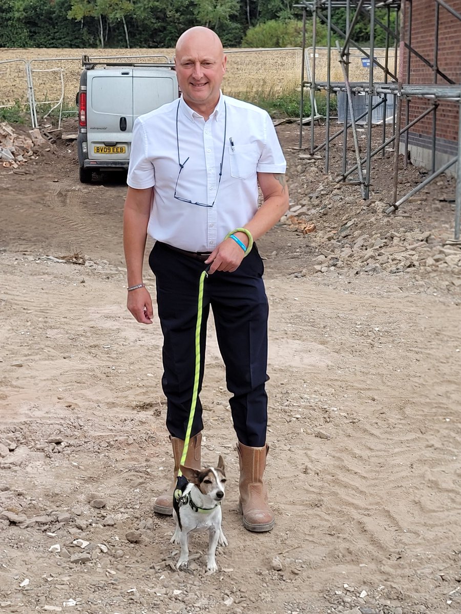 SDCSTEPHEN's tweet photo. #Lizzie loving the world of #work. Construction and #FREE #realteens 🌎 beyond the 📱 @_ConstructUK @SchoolsFootball @LFC @YoungPeople_UK @MarkSteynOnline @EduEstWales @cbuilde @DogsTrust @WMFireDogs @Chappers2013 @elliadesigns @MidsDog @HertsFireDog @DiskyNajia 🐕 https://t.co/82RCS1rSvl