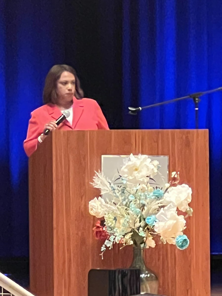 OakcliffEagle1's tweet photo. The charge for 2022-23 has been given by our Superintendent, Dr. Tinsley, so now we are ready to open our doors, roll up our sleeves, and do what’s RIGHT for children in @DeKalbSchools and @DCSDRegion1! Good times at our Summer Leadership Conference! #keepingstudentsfirst https://t.co/YWvP3u3a44
