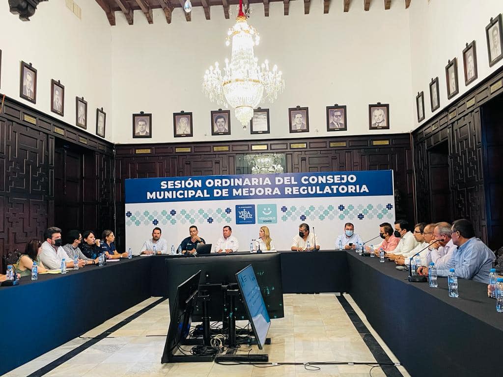 Canaco_Veracruz's tweet photo. #CANACOInforma 📰
Esta tarde, la Lic. Magda Arce, Consejera de esta institución, asistió en representación del Ing. Edi Alberto Martinez Tejeda, a la Segunda Sesión de Mejora Regulatoria Veracruz que se llevó a cabo en la Sala Cabildo del Ayuntamiento y fue presidida por https://t.co/hwxeFGaHEG
