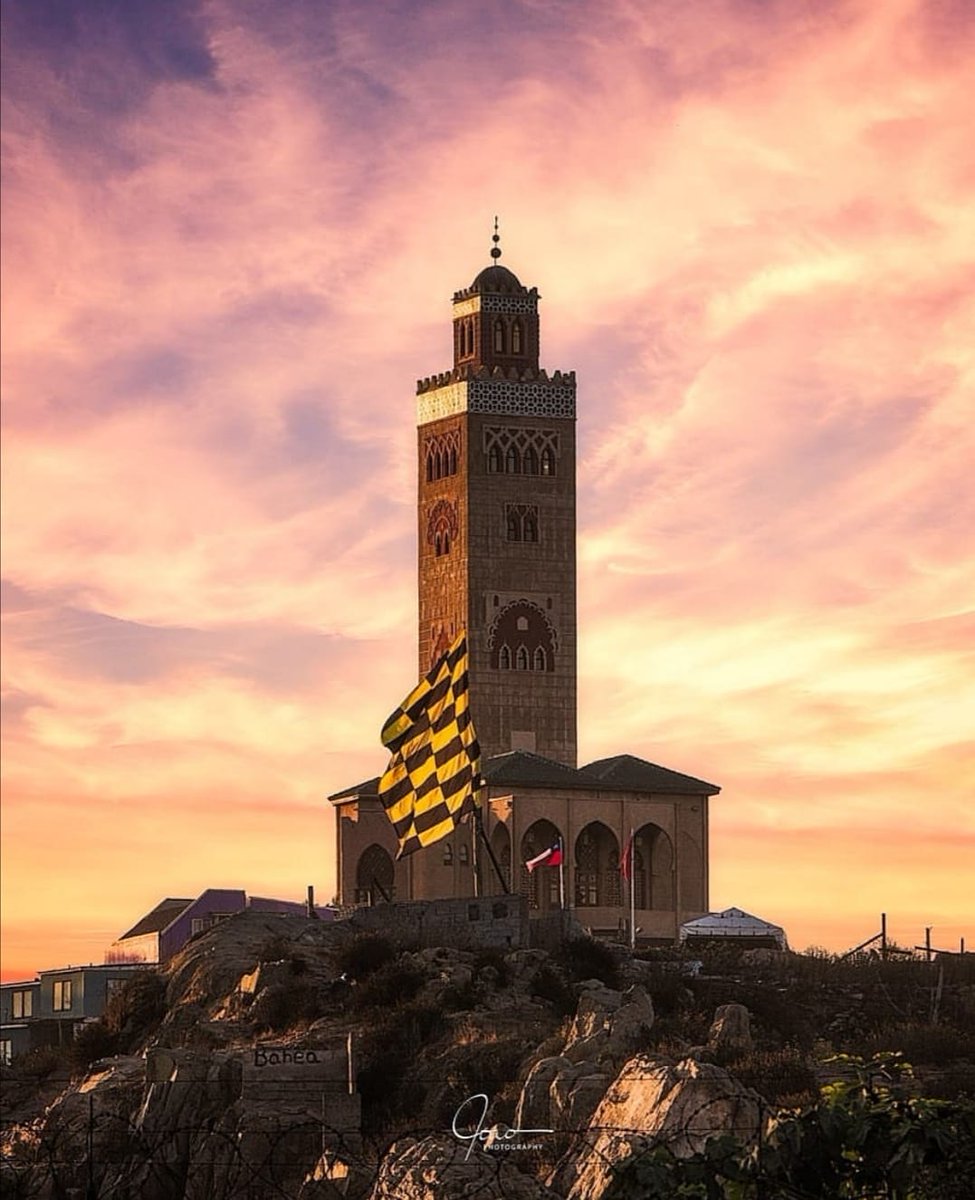 🕌Su nombre oficial es "Centro Mohammed Vl para el diálogo de las Civilizaciones". Posee una fascinante arquitectura de mármol gris, rosado y blanco, y una torre principal de 40 metros.
🚀coquimboturismo.cl
#CoquimboEsSuGente #Turismo #cultura

Foto: Joao_ Photograpy