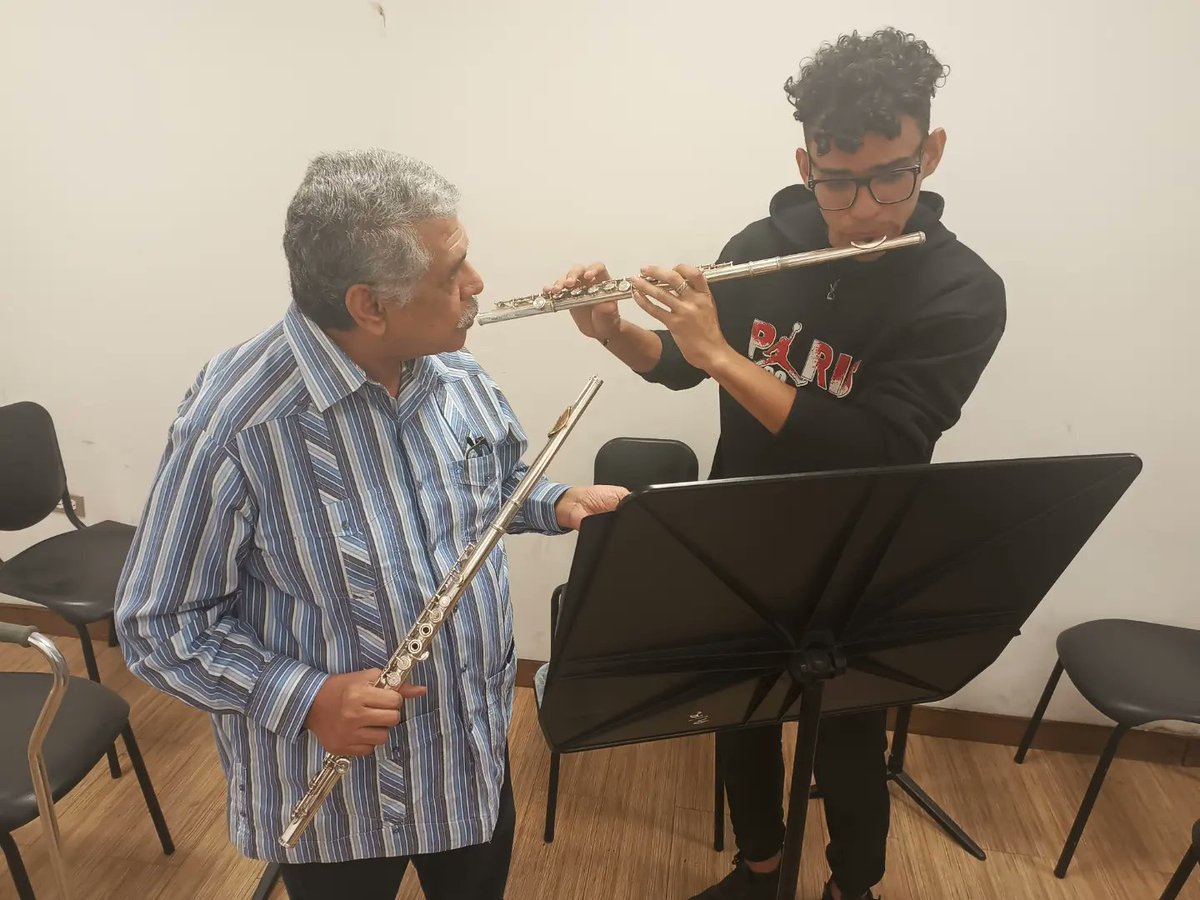tiempodeflauta1's tweet photo. 📸 Segundo día de jornadas académicas en #tiempodeflautaybajo edición La Guaira 2022.
#flauta #flute #flutist #floete #flûte #flöte #flautista
#musicavenezolana #classicalmusic
#flaut #flétna #fløjte #flvta #flööt #hiulu #fluit #fuvola #flauto #fleita #flawt #fløyte #flet https://t.co/u1PhZku5k1