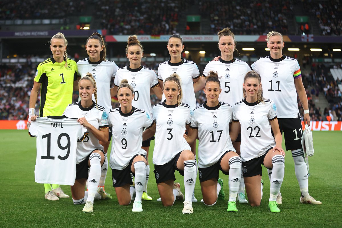 DFB_Frauen's tweet photo. GEMEINSAM! 🖤❤️💛

WIR #IMTEAM 🇩🇪 #hungriGER #WEURO2022 #GERFRA 0:0
📸 UEFA https://t.co/27mFwBv4Nm