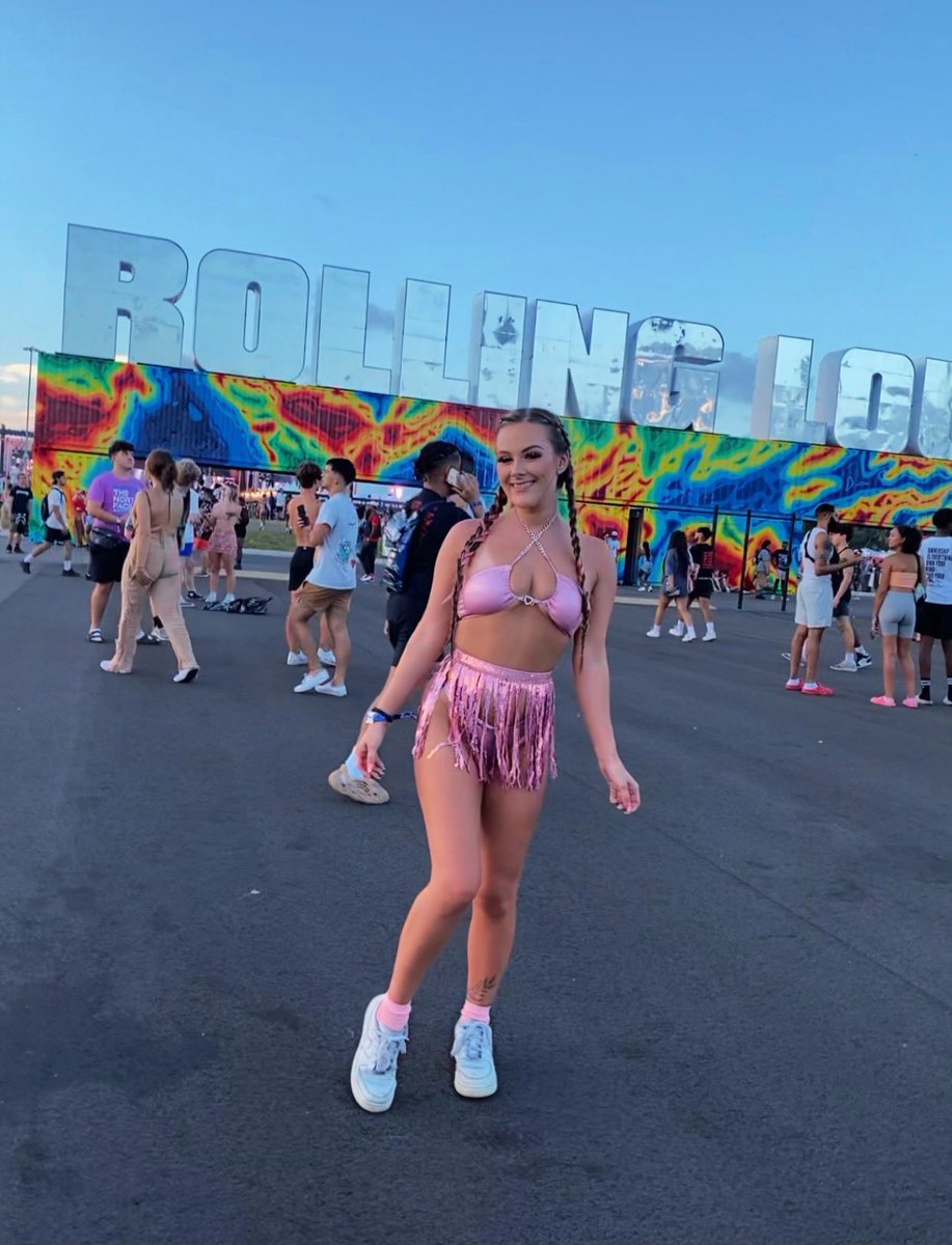 amberjessee12's tweet photo. the best weekend ever @RollingLoud https://t.co/J1eu3iyGrF