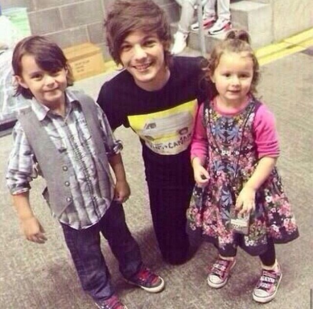 lwtgfd's tweet photo. louis tomlinson w kids; the cutest thread https://t.co/qRSoRdVG9w