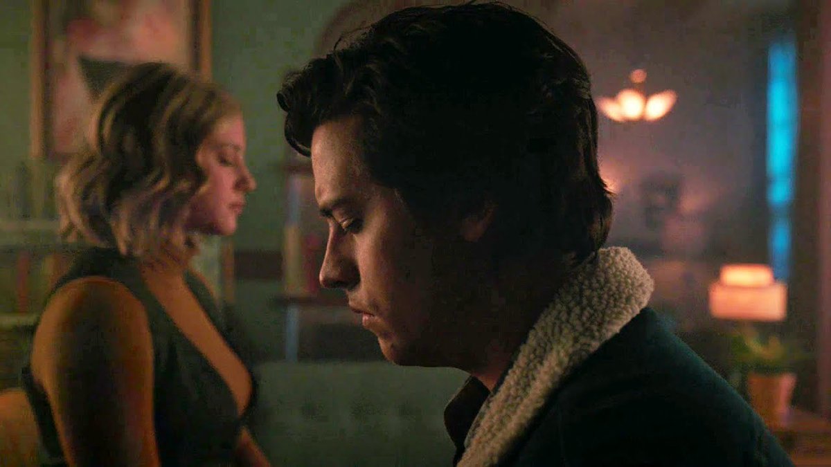 bettsxmuse's tweet photo. During this season they’ve been feeding us with Bughead crumbs so I’m manifesting their happy ending in season 7 #bughead #riverdale https://t.co/bGXdzsl3Yl