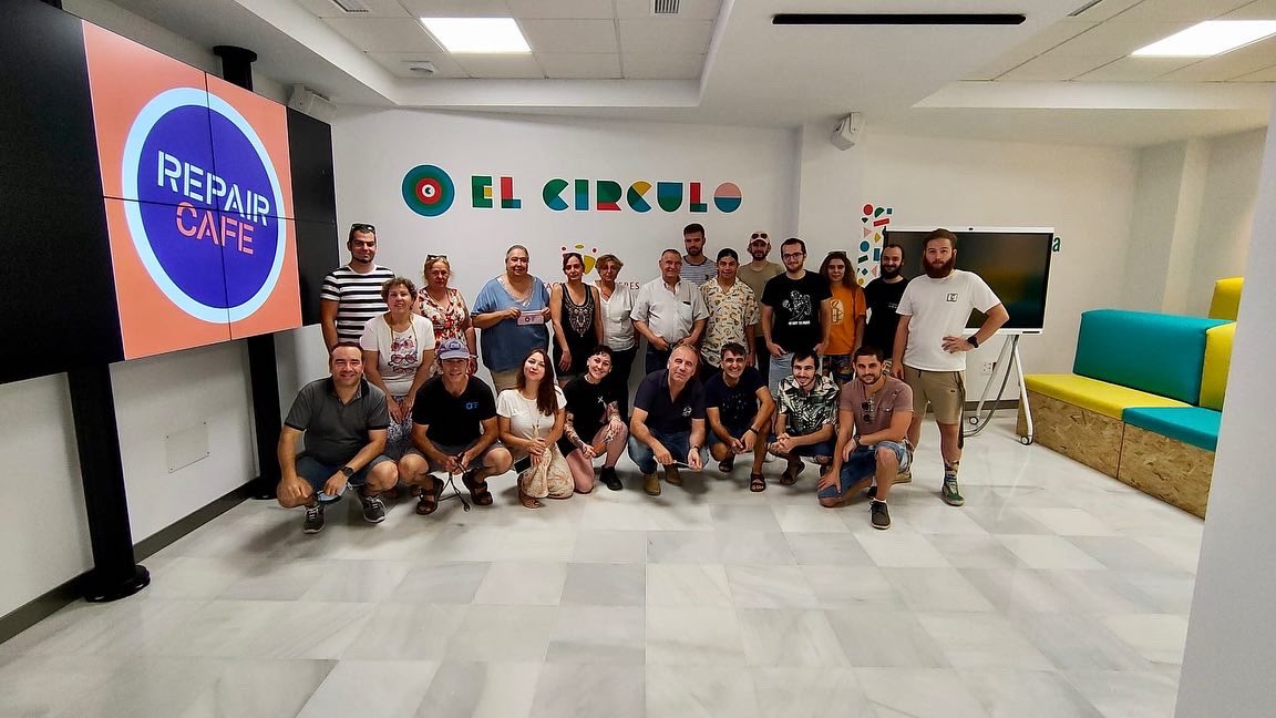 CircularFab's tweet photo. Hoy nos hemos reunido para un REPAIR CAFÉ 🙌 Los asistentes han traído los objetos rotos que tenían por casa y los reparamos entre todos, así ayudamos a reducir la montaña de deshechos ♻
#coffeerepair #electricidad #electrónica #mecánica #costura #carpintería #makermiércoles https://t.co/SqpdPf6UWe
