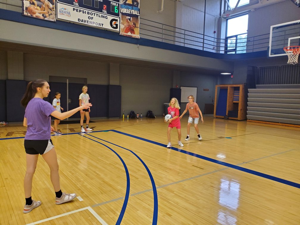 Putting the FUN in fundamentals at camp this morning 😎🏀🐝